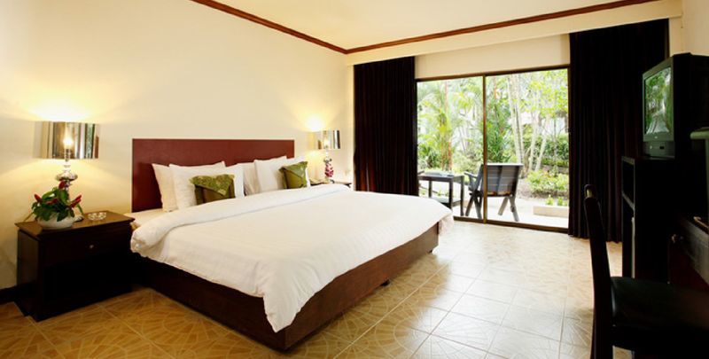 Bamboo Beach Hotel & Spa Patong Exterior photo