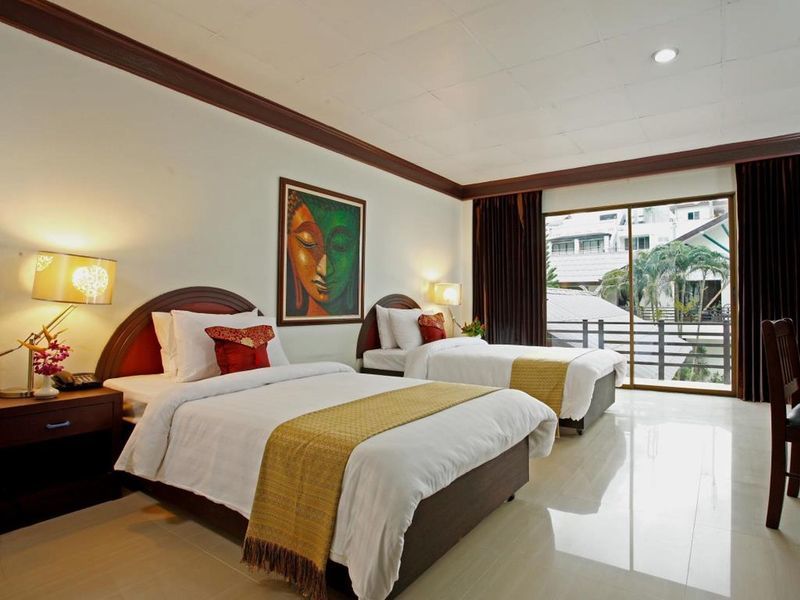 Bamboo Beach Hotel & Spa Patong Exterior photo